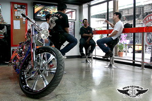 พี่พงษ์ และพี่โอ่ง สองช่างใหญ่ฝีมือเก๋าแห่ง T-CYCLE พระราม 3